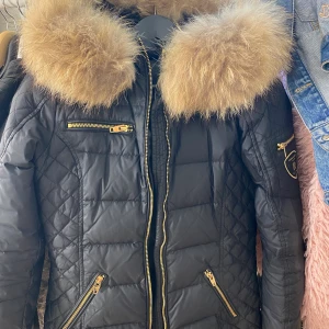 Rock and Blue jacka  - Har då ingen användning av denna jackan längre, bra skick. Väldigt bra jacka till vintern då den håller värme bra + sitter väldigt bra och mycket utrymme i fickorna. ( pris kan diskuteras, kan mötas upp i Halmstad annars står köpare för frakt) 