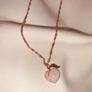 Halsband med peach🍑59:- & frakt 15kr! Vill du köpa? Kontakta mig på DM🌙Från min tillverkning (kolla in @en_smycken på instagram!) 