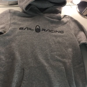 Sail racing hoodie - Grå sail racing hoodie köpt på kidsbrandstore, står storlek 160 men passar perfekt på mig som är en xs
