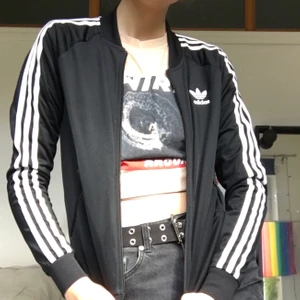 Adidas hoddie stl S - En adidas hoddie/siptröja i nästan nyskick, använd typ 2-3 gånger. Den är i storlek S med fickor med dragkedja! Alla dragkedjor fungerar som de ska. Fråga om du vill ha fler bilder.    Köpare betalar för frakt, men kan mötas i Stockholm😊