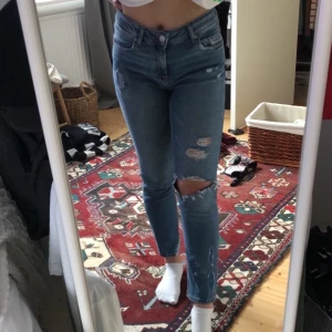 Jeans - Blå jeans med slitningar lite här och där, coola detaljer längst ner också 😛 jag är 162!!