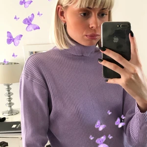 Lila polo! - Jätte fin lila polotröja, måste tyvärr sälja pga lite stor på mig.., står ingen storlek men skulle gissa på en S/M, beror på hur tajt man vill att den ska sitta.140kr inklusive frakt!