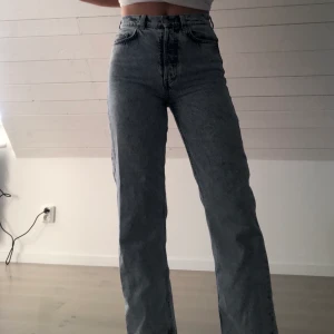 Stonewashed jeans - Supersnygga jeans i bra kvalitet från &otherstories som tyvärr inte passar mig längre 😢 (dåligt ljus på första bilden) inköpspris: 800kr