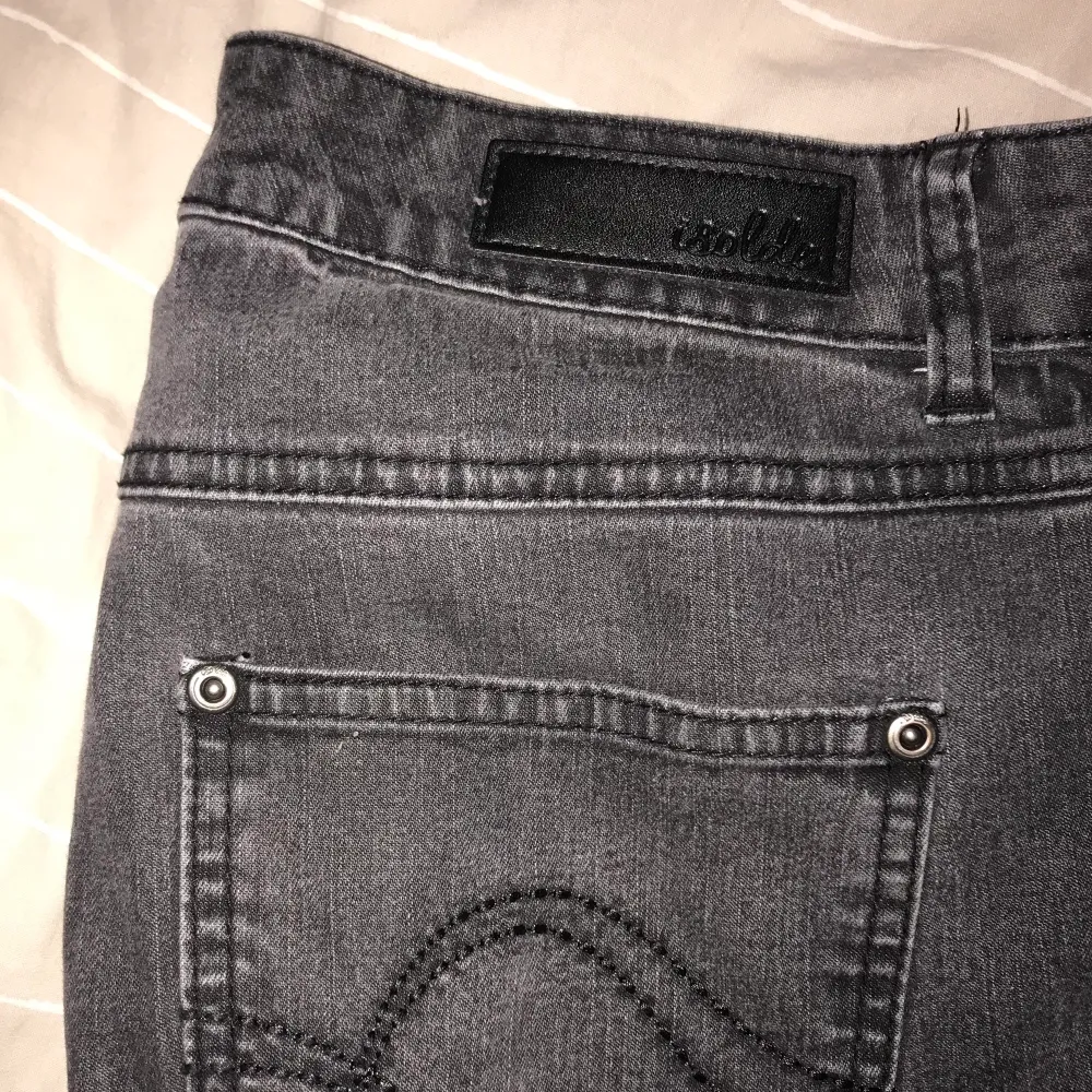 Grå jeans köpta second hand med slits längst ner (klippt hemma). Storlek 36. 50 kr + frakt ✨. Jeans & Byxor.