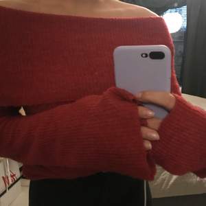 Röd tröja från bikbok, storlek XS men väldigt stretchig så passar även större storlekar. 130 kr INKLUSIVE frakt ✨