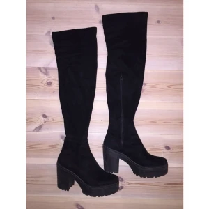  - Stövlar från river Island som kostar 979kr nya. Dem är i jättefint skick, super sköna men de kommer inte till användning tyvärr!
Kan posta men då står du för frakten! :) 
Pris kan diskuteras!