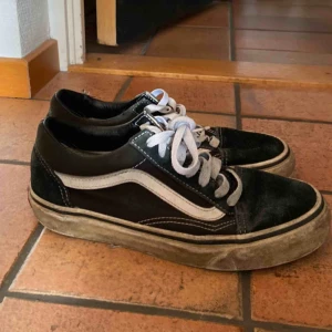  - Old skool vans i storlek 36,5! De klassiska populära vansen. Har använt dem väldigt mycket där av lågt pris.  ! Frakt ingår ej !