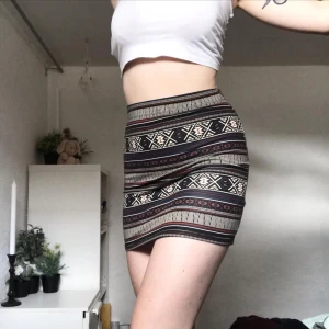 Tight kjol - En tight kjol som aldrig kommer till användning, använd 2-3 gånger. Perfekt till sommaren men också trendig under hösten med ett par svarta tights ;) Frakt tillkommer :))) 