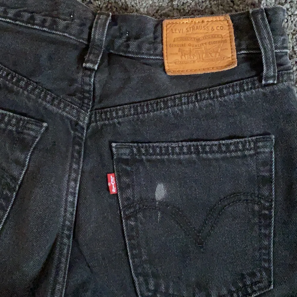 Säljer mina trendiga wide leg jeans från Levis. Skit snygga och i bra skick. Den enda defekten är den lilla fläcken på bakfickan som inte går bort tyvärr 🥺 storlek 26!! Köparen står för frakt:). Jeans & Byxor.