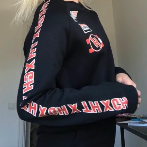 tommy hilfiger tröja - En mörkblå Tommy Hilfiger x Gigi Hadid sweatshirt köpt på NK i stockholm för 1299kr. Fraktar för 59kr eller möts i norrköping🦋