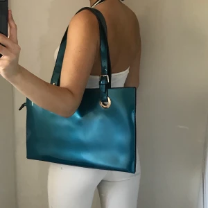 Väska - Fin väska i en sjukt vacker blågrön färg😍😍 rymlig och bra för att ha till skolan då dator och skolböcker får plats