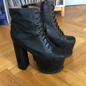 Jeffrey campbell big lita - Fräscha Big Litas av Jeffrey Campbell i svart läder, klacken av svart trä. Insida beiget skinn. Äkta såklart. Små i storleken, jag har normalt storlek 38,5-39 och dessa är 40. Jäkligt sköna att gå i men använder dem inte längre. Hämtas i Stockholm men går ju att posta också!