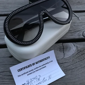 Stella McCartney solglasögon - Riktigt feta Stella McCartneys. Unik design och riktigt fräsha. Vad kan gå fel? 