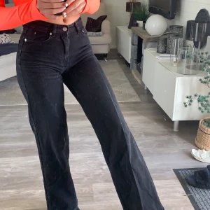Jeans - Ett par svarta wide leg jeans från junkyard! Storlek 25, använd fåtal gånger! Säljer för dom är för tighta för mig! Längden är bra för mig och jag är 1,73! Nypris 499kr. Säljer för 250+frakt
