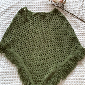 Poncho - Säljer en grön one size poncho. Super mjuk o fin.