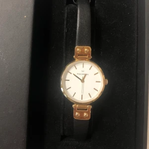 Mockberg Klocka - Modell: Saga Petite guld. Original pris 1299 kr. Aldrig använd.