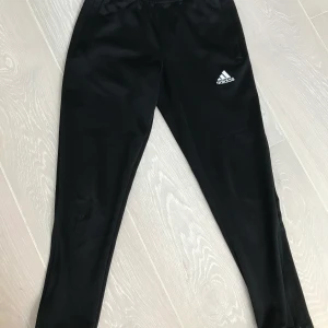 Träningsbyxor  - Fina Adidasbyxor, 