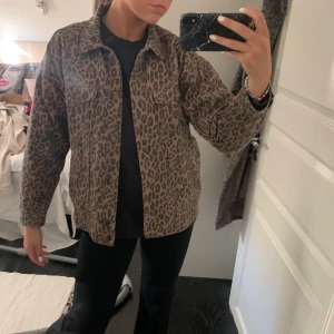 Jeans jacka i leopard - Jeans jacka i leopard från Monki, använd få gånger och i som nyskick! Fastpris 200 kr + frakt 60:-🥰 Strl XS men är en oversized