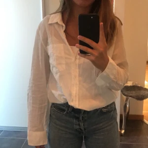 Vit linneskjorta - En tunn vit linneskjorta från h&m. Använd endast ett fåtal gånger🌸
