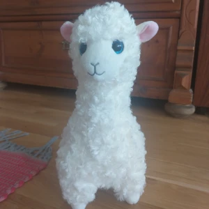 Lama/Alpacka - Köpte denna i Belgien för att jag tyckte den var söt...vet inte om det är en lama eller alpacka men den heter Lily i alla fall. Frakten ingår i priset.