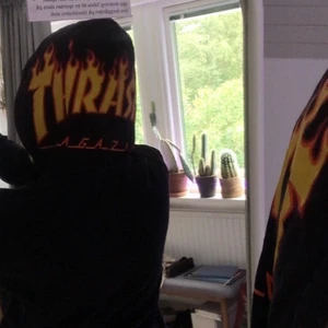 Vans x thrasher - Hoodie med tryck på luvan. Slutsåld! Toppenskick och unisex!