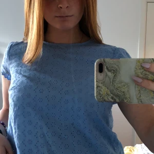 Detaljerad blå t-shirt - Blå tröja med mycket detaljer som framhäver tröjan. Det är små öppningar bak på tröjan som fylls upp av så knappar. Skriv gärna för mer information💞