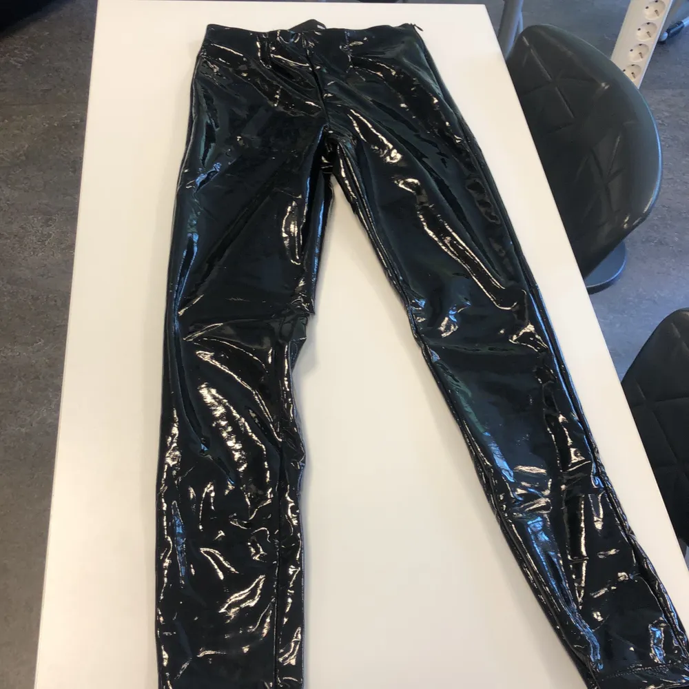 Ett par snygga latexbyxor från bikbok. Endast testade . Jeans & Byxor.