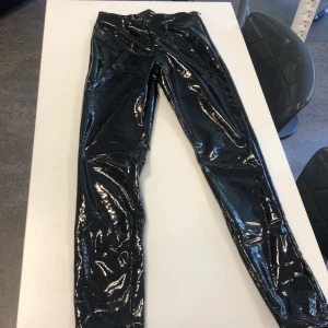 Latexbyxor - Ett par snygga latexbyxor från bikbok. Endast testade 