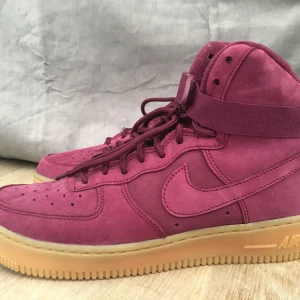 Nike air force 1 (st 39) - Ett par Nike air force 1 i nysick, köpte skorna för något år sen och har aldrig använt dem utomhus. Är köpta på Nikes hemsida! Köpare står för frakt, kan mötas i upp i Stockholm!🥰