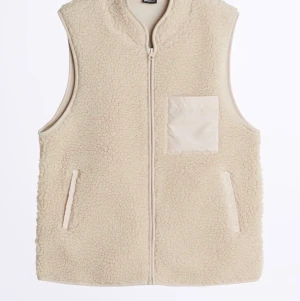 Beige Teddyväst, strl M - Beige teddyväst från Gina tricot! Strl M. Superfint skick!!                 Buda!!😝💖 (frakten är ej inkluderad)