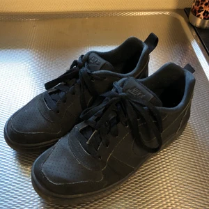 Nike sneakers - Säljer svarta sneakers från Nike. Fler bilder/frågor? Kontakta mig!! 🥰 Köparen står för frakten 