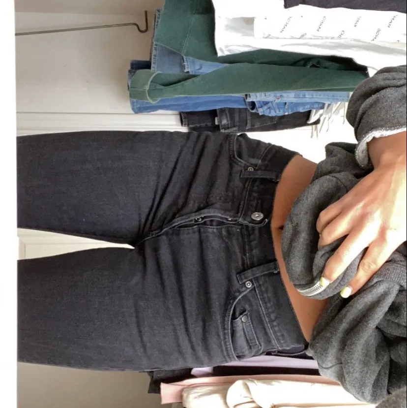 Säljer dessa lågmidjade svarta jeans då de inte kommer till användning💕. Jeans & Byxor.