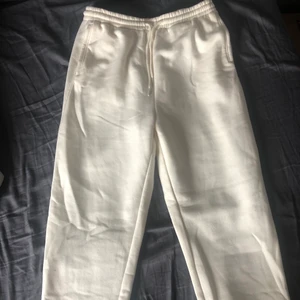 Mjukisbyxor från h&m - Krämvita mjukisbyxor helt oanvända med prislapp kvar💞🥰 finns småsmå fläckar uppe vid resåren men man ser det knappt, dom fanns där när jag köpte dom. FRAKT INGÅR🤩