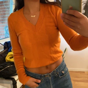 Höstig v-ringad tröja - Jättefin orange v-ringad tröja från Massimo Dutti. Har använt den endast en gång och är i storlek M men sitter relativt tajt då jag använder S-XS. Frakten ingår inte i priset. Kan mötas upp i Stockholm södra.💕💕