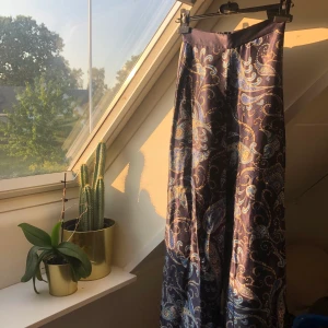 Silkes byxor med mönster - Säljer dessa supersnygga mönstrade silkesbyxorna! Aldrig använda!! Skriv i meddelande om ni vill ha fler bilder eller är intresserade!! Frakt tillkommer💞💗 storlek 34 men passar även mig som är en 36