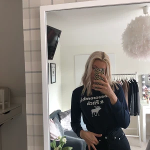 Abercrombie and Fitch  - Fin tröja från Abercrombie and Fitch i stolek m, men sitter som en S💕 denna är så skön nu till hösten i sin marinblåa färg✨