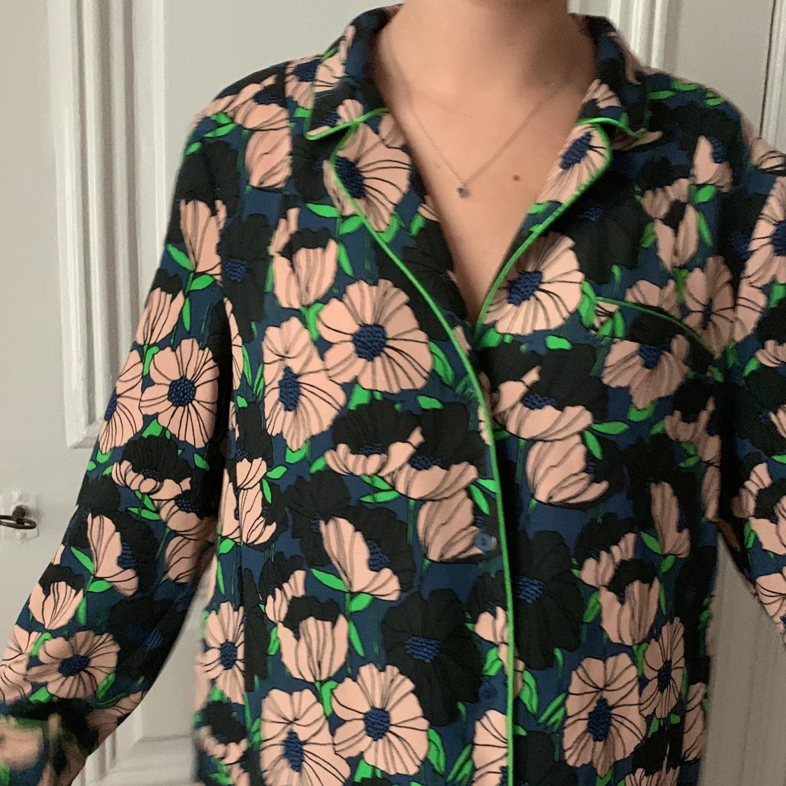 Kavaj i mjukt material med vackert mönster  - 90