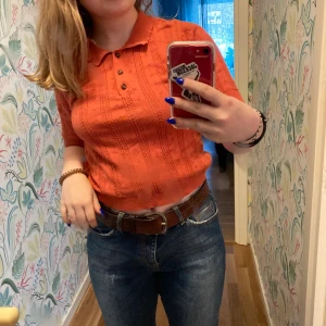 Tröja - Säljer den här söta orangea blusen ifrån monki. Inte använt så mycket 