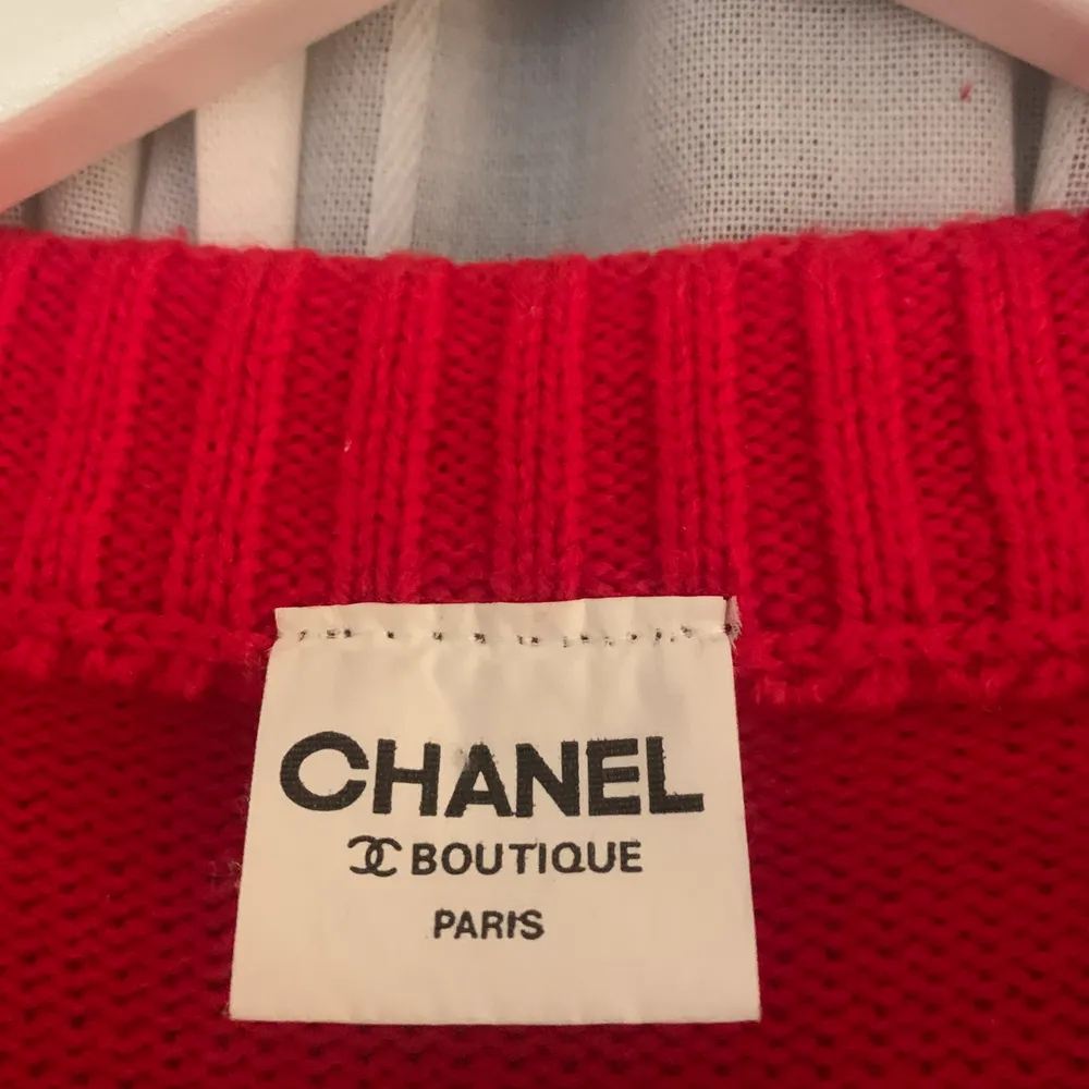 Säljer nu min vintage bootleg Chanel tröja som ej kommer till användning, toppen skick och är i 100% bomull 🥰                                                                   . Tröjor & Koftor.