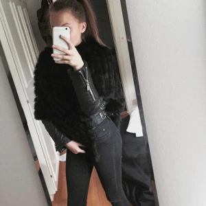 Pälsponcho - Säljer min fina svarta pälsponcho pga har två likadana ❤️