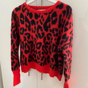 Stickad tröja - En supersnygg stickad tröja från Bikbok med leopard mönster