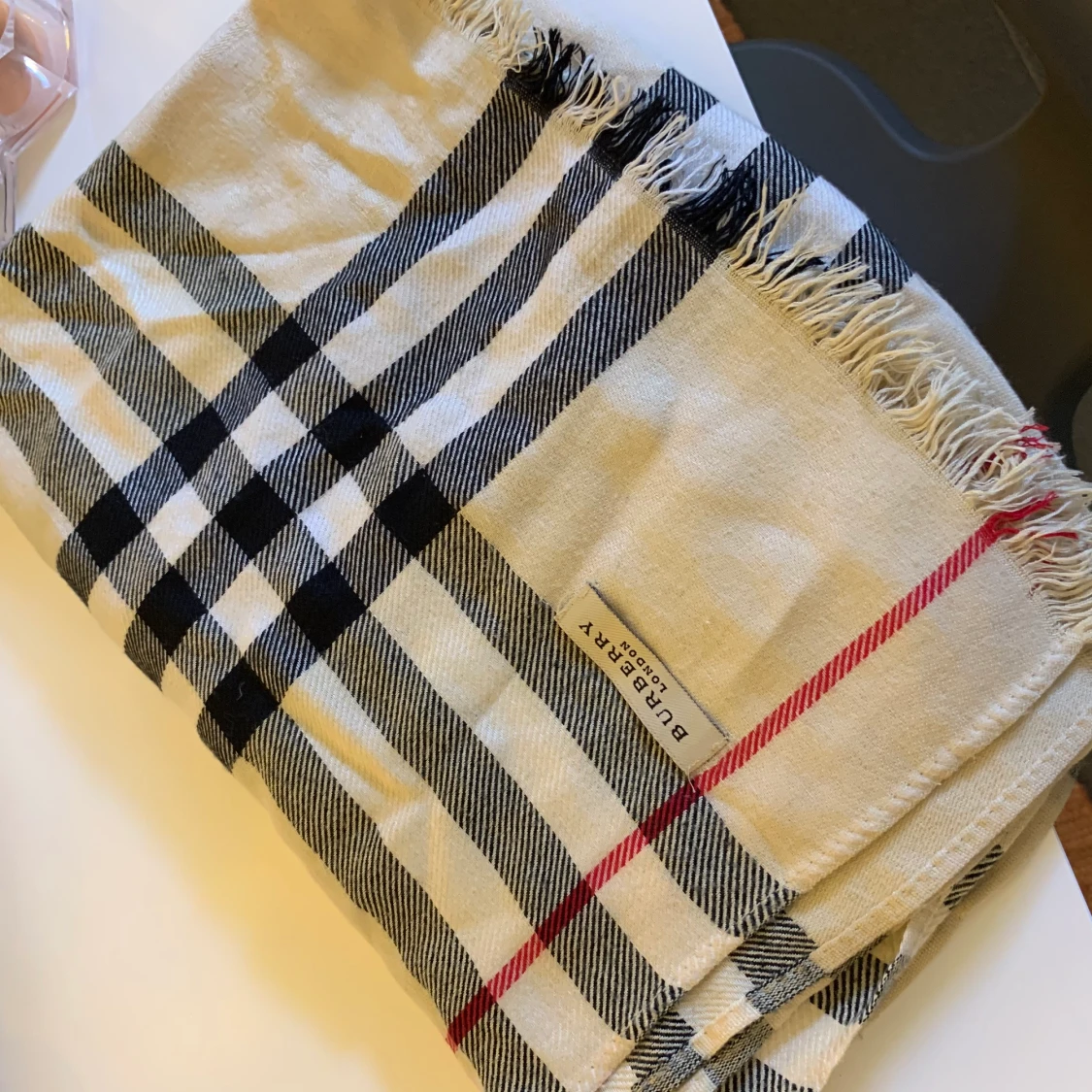 Halsduk, Burberry. - 90