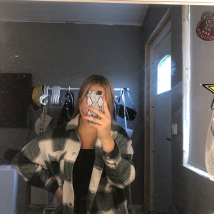 Skjortjacka från Zara - Intressekoll! Denna populära rutiga skjortjacka från zara. Storlek M som sitter bra om man vill ha lite oversize om man är S i vanliga fall eller bra om man är en M❣️ frakt tillkommer❣️