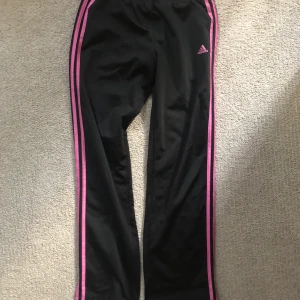 Adidasbyxor i storlek S - Använd men i fint skick, ingenting att anmärka på. Tycker dessa är lite lägre i midjan jämfört med mina andra trackpants. Möts upp i Stockholm eller så står köparen för frakt 🌸 har inget att mäta med för längden men är 165cm lång :)