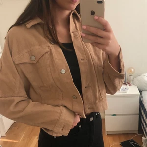 manchesterjacka - en beige manchesterjacka från stradivarius i storlek s, aldrig använd 