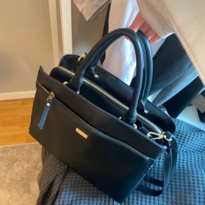 Don Donna väska (Nyskick) - Helt oanvänd Don Donna väska (lappen kvar) så fin och simpel väska där du kan få plats med både dator/ skolsaker!💗 köpte den för 1100kr mitt pris 700kr vid intresse eller om du har någon fråga är det bara att skriva till mig! Köparen står för frakten (60kr)