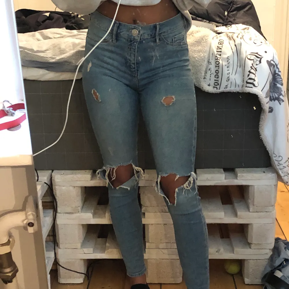Säljer mina håliga jeans då de inte längre är min stil. Nyskick. Buda från 250 💕 Kan mötas upp i Uppsala annars tillkommer frakt. Storlek 8, passar mig perfekt som brukar ha 26/27. . Jeans & Byxor.