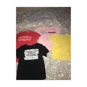 T-shirts  - Säljer de två åt höger för 30kr styck + frakt. De andra 50kr + frakt