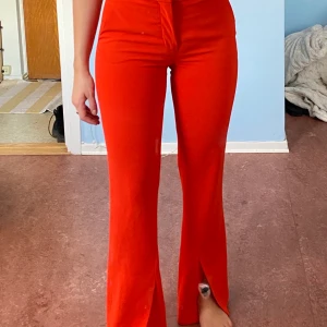 super snygga orangea byxor med slits🦊 - Mina absoluta favoritbyxor har blivit för små😢 hoppas någon annan får bra användning av dem. Jag är just nu någonstans mellan storlek s-m. Passar nog dig som är xs eller XS-S jag är ca 160 cm lång och har långa ben 🦵🏼 