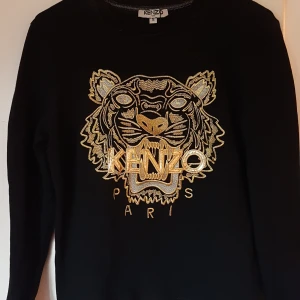 Kenzo  - Svart Kenzo tröja med guldigt tryck. Sparsamt använd. Finns lite puder vid halsöppningen men den tvättas självklart innan leverans. Fler bilder går att ordna. 900kr 🌸
